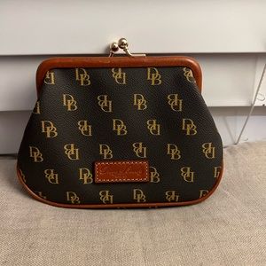 Dooney & bourke brown kisslock coin credit card case